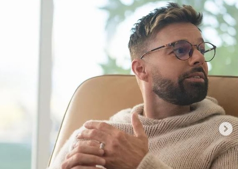 Acusado de perseguição e violência doméstica, Ricky Martin é alvo de medida restritiva