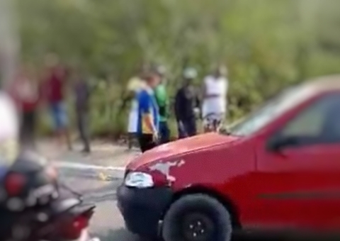 Casal fica ferido em acidente entre carro e moto na Av. das Flores em Manaus