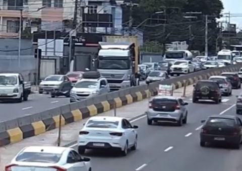 Motociclista fica ferido em acidente entre moto, carro e caminhão em Manaus