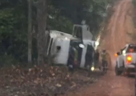 Caminhão tomba em ramal e duas pessoas ficam feridas em Itacoatiara 