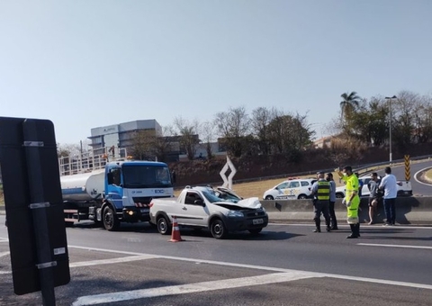 Homem morre após roda de caminhão atingir carro