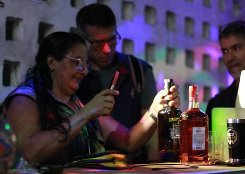 Garrafas adulteradas são encontradas em adega de Manaus