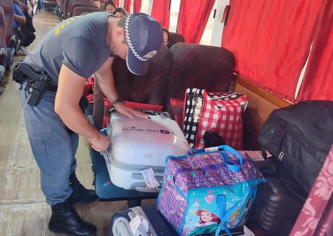 Mulher é presa com quase 20kg de drogas escondidas em barco no Amazonas