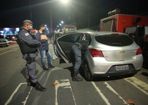 Dupla é presa pela polícia durante toque de recolher em Manaus 