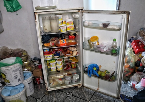 Mais de quatro toneladas de produtos estragados são apreendidos em Manaus