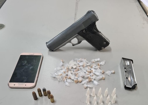 Dupla é presa com arma de fogo e drogas em Manaus