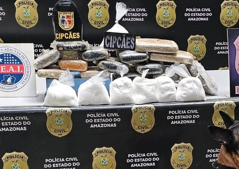 Mais de 20 kg de drogas são apreendidas em embarcação no Roadway, em Manaus