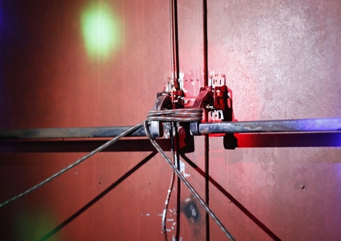 Casa de Shows lotada é flagrada com saída de emergência amarrada por fora em Manaus