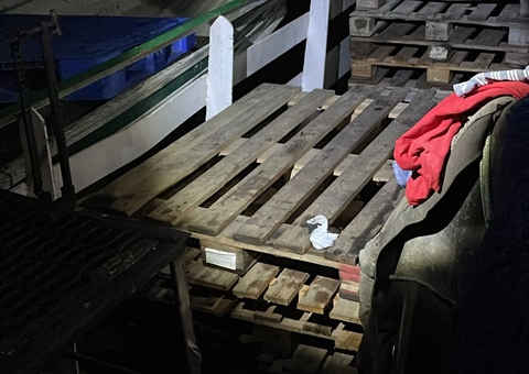 Cocaína avaliada em R$ 346 mil é encontrada em paletes e cilindros de gás em barco