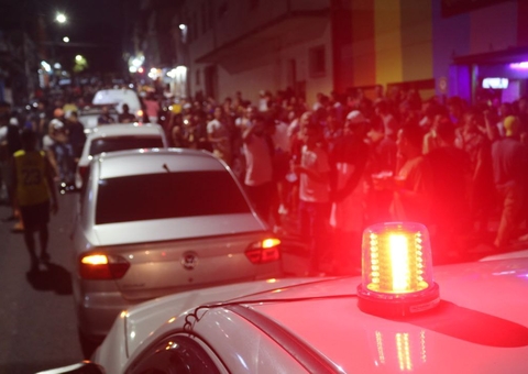 Fiscalização fecha bares por irregularidades e aglomeração em Manaus