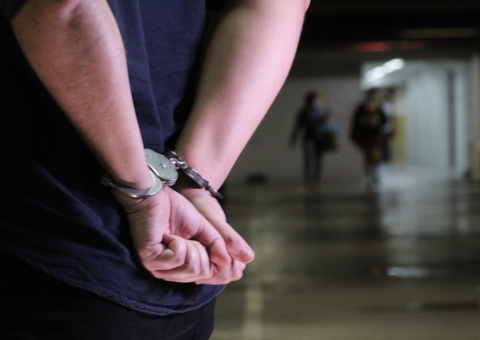 Homem que mantinha esposa e filhos em cárcere coloca fogo dentro de casa para escapar da prisão