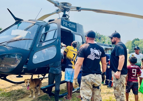 Inconsciente, idoso é resgatado de helicóptero de comunidade em Manaus isolada pela seca 