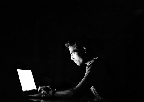 Senado aprova lei que transforma 'stalking' em crime