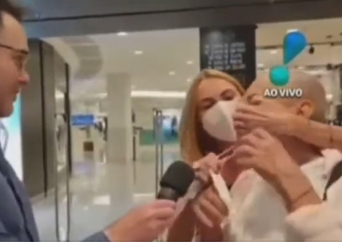Vídeo: Mulher de Stênio Garcia invade entrevista e retira ator à força: 'socorro!'