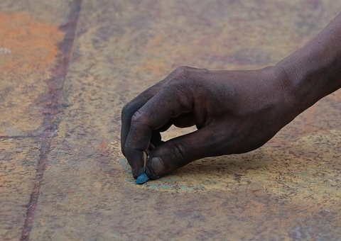 Homem é crivado de balas ao pichar sigla de facção em território rival no Amazonas