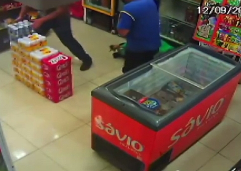 Homem morre após atirar acidentalmente em si mesmo durante assalto, diz PM