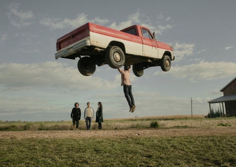 'Superman e Lois' se conhecem em nova cena divulgada da série; assista