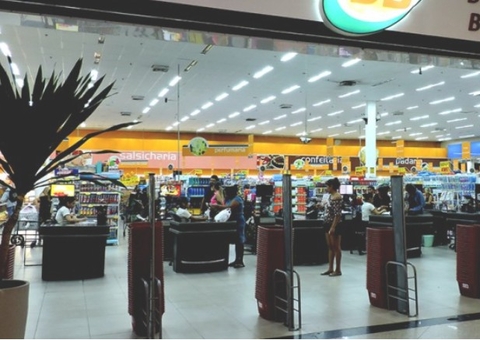 Homem é preso após tentar obrigar ex-esposa a furtar supermercado em Manaus