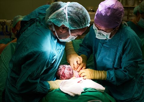 Caso raro: Bebê nasce com cauda de 6 centímetros; veja foto