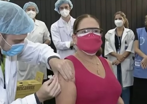 Susana Vieira toma 2ª dose e dispara: ‘quem nega vacina não merece viver’