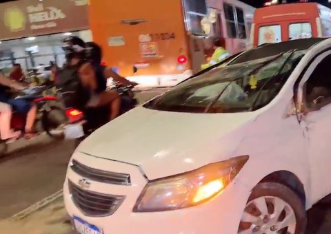 Motorista fica ferido após carro capotar ao tentar ultrapassagem em Manaus