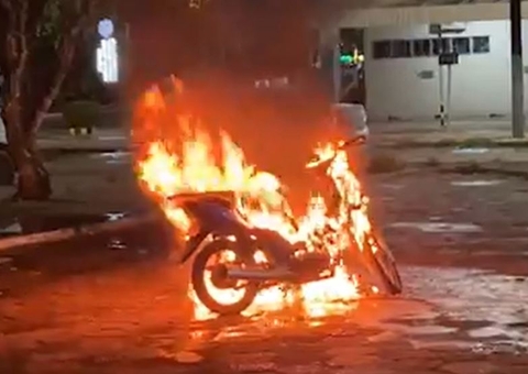 Motocicleta é consumida após pegar fogo na rodoviária de Itacoatiara
