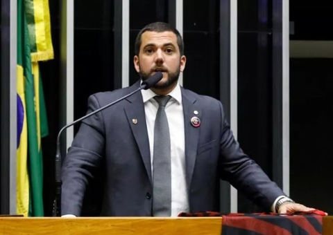 Deputado Carlos Jordy é alvo da PF em operação que investiga ataques em Brasília