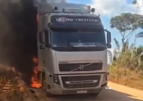 Carreta pega fogo no meio da BR-319 e por pouco não explode