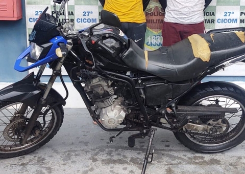 Dupla é presa enquanto dava rolé em motocicleta roubada em Manaus