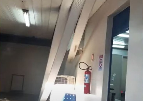 Criminosos roubam escola em Manaus e deixam rastro de destruição