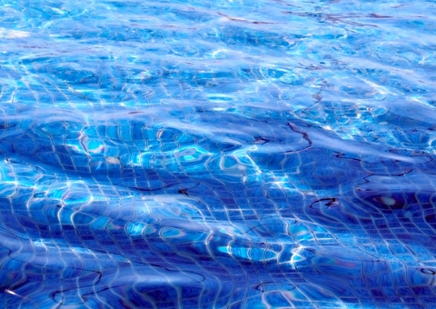 Atleta contrai bactéria que corrói carne após mergulhar em piscina de hotel