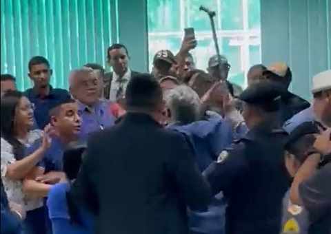 Vereador tenta dar bengalada em secretário durante briga generalizada na Câmara de Iranduba