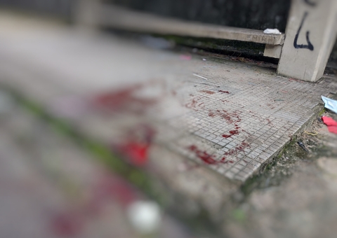 Homem é espancado, esfaqueado e deixado para morrer em avenida de Manaus