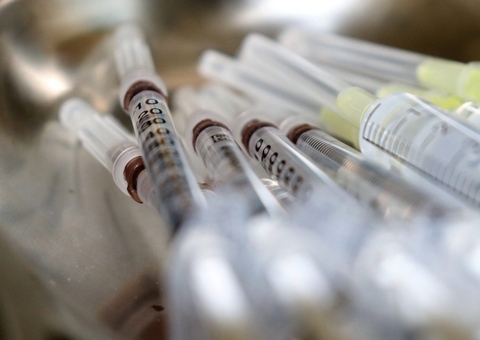 OMS diz que vacinas disponíveis são eficazes contra variante Ômicron