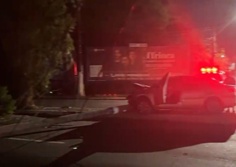 Caos: Carro derruba poste e interdita a Av. André Araújo nesta sexta-feira