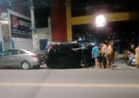 Vídeos: acidente entre carro e moto deixa homem gravemente ferido na Cachoeirinha