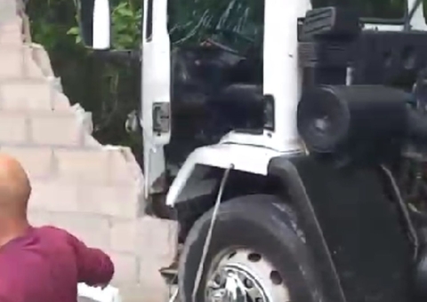 Caminhão-cegonha desgovernado invade muro da Base Aérea de Manaus; vídeo