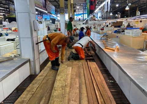 Pontes são construídas na feira Manaus Moderna em prevenção à cheia do Rio Negro 