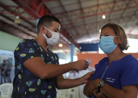 Terceira dose para profissionais de saúde é ampliada para pessoas a partir de 45 em Manaus