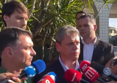 Tarcísio visita Bolsonaro e critica proposta de redução de penas: 'não satisfaz'