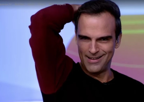 Tadeu Schmidt agita web ao imitar piscadinha de Lucas; vídeo