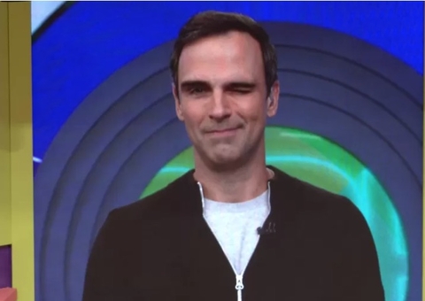 Tadeu Schmidt dá piscadinha ao anunciar eliminação de Lucas; vídeo