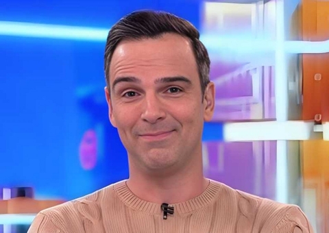 De barba, Tadeu Schmidt surge irreconhecível em viagem à Dinamarca