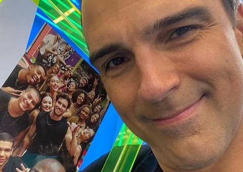 Tadeu Schmidt leva família para conhecer a casa do 'BBB 22'