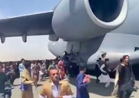 Vídeos mostram afegãos pendurados em avião e dois despencado do céu