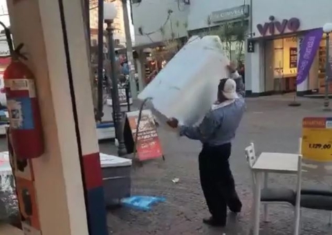 Vídeo: Cliente estraçalha tanque de lavar roupa após loja negar troca