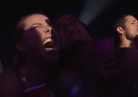 Ex e atual de Thiaguinho, Fe Souza e Carol Peixinho aparecem abraçadas cantando na Tardezinha