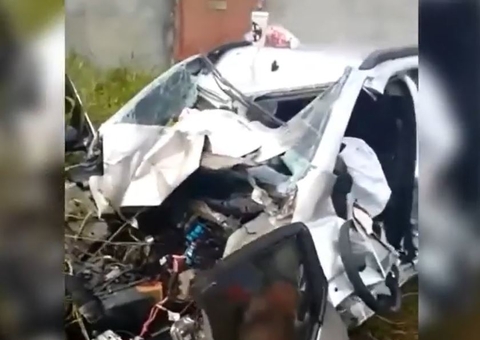 Mulher morre após carro se despedaçar em acidente chocante em Manaus