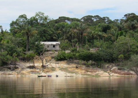Bombeiros retomam buscas por bebê desaparecido em naufrágio em Manaus