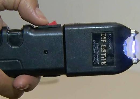 Trio é preso arma de choque, facas e drogas no Amazonas